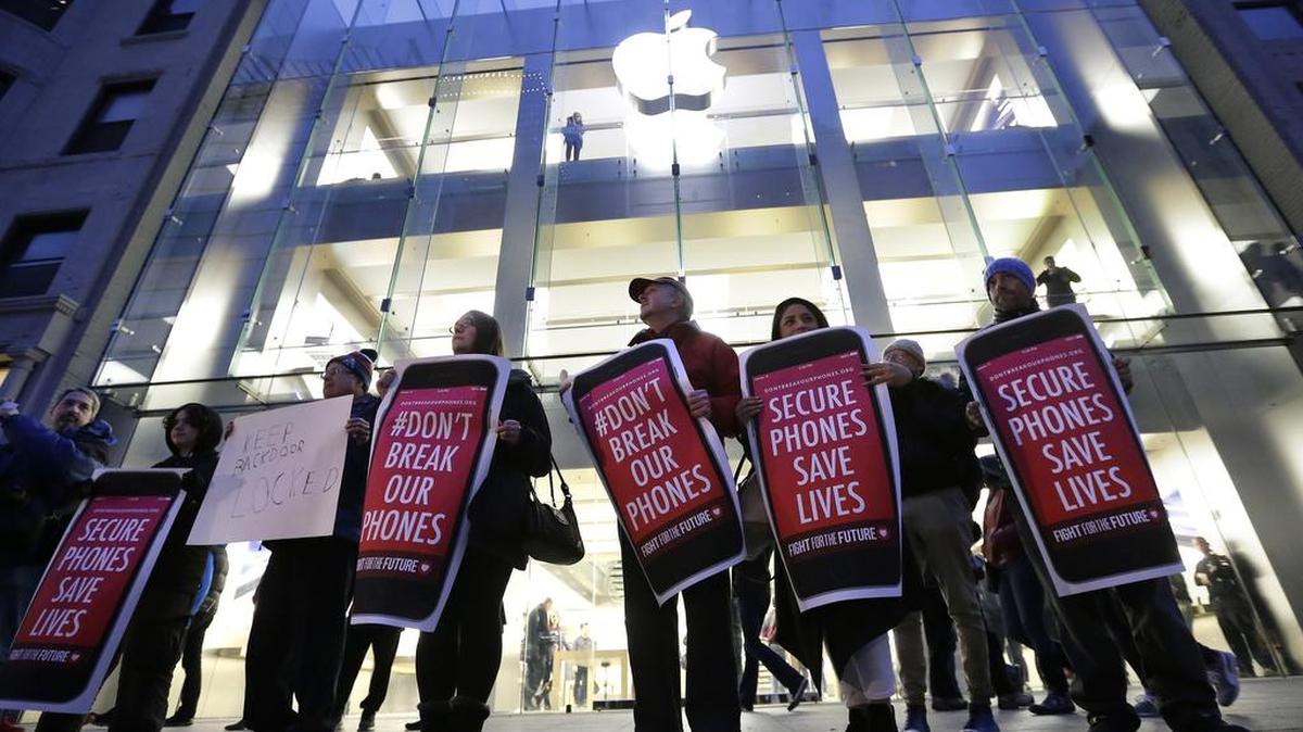 Partidarios de Apple protestan frente a una tienda por la exigencia del FBI de descodificar un iPhone.
