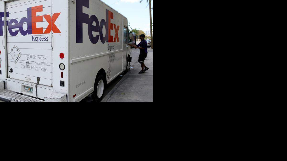 
La compra de TNT Express por FedEx permitirá a éste elevarse al nivel de UPS y de DHL en el mercado europeo de la mensajería.


