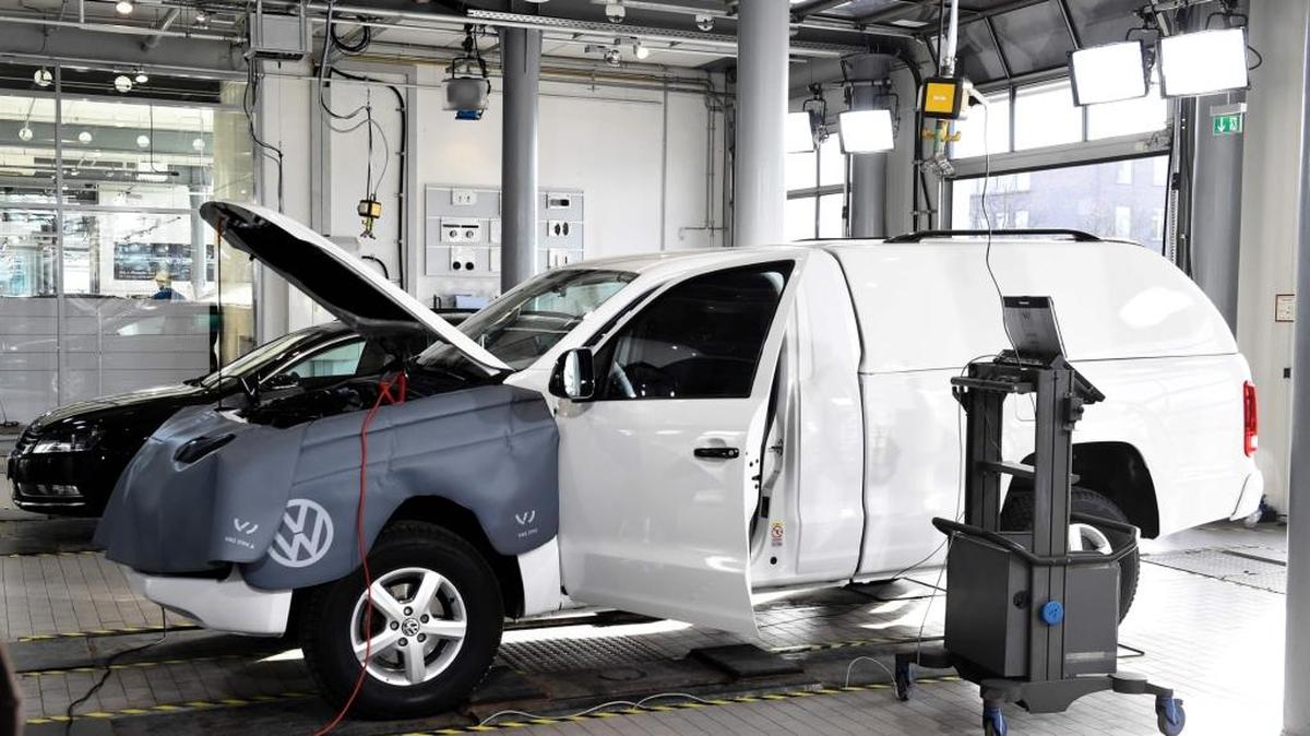 Un vehículo de la Volkswagen es sometido a una actualización de un software en Berlí, en febrero.