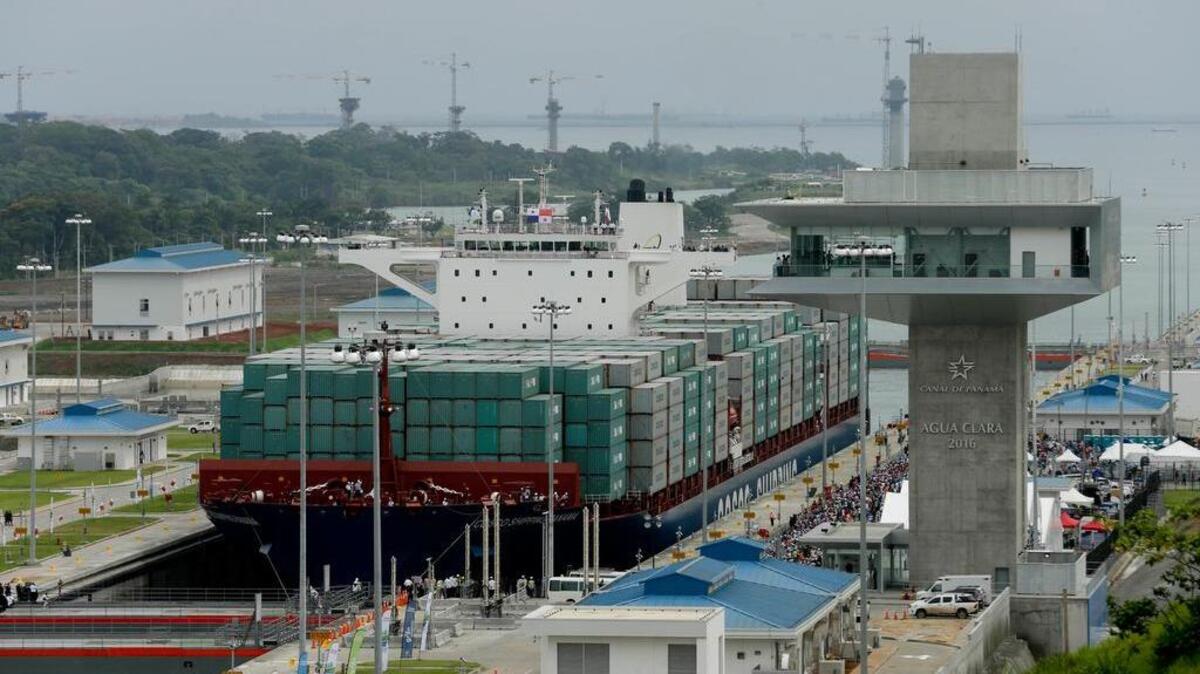 Un buque de carga Neopanamax se abre paso a través de las nuevas esclusas que forman parte de la expansión del Canal de Panamá.