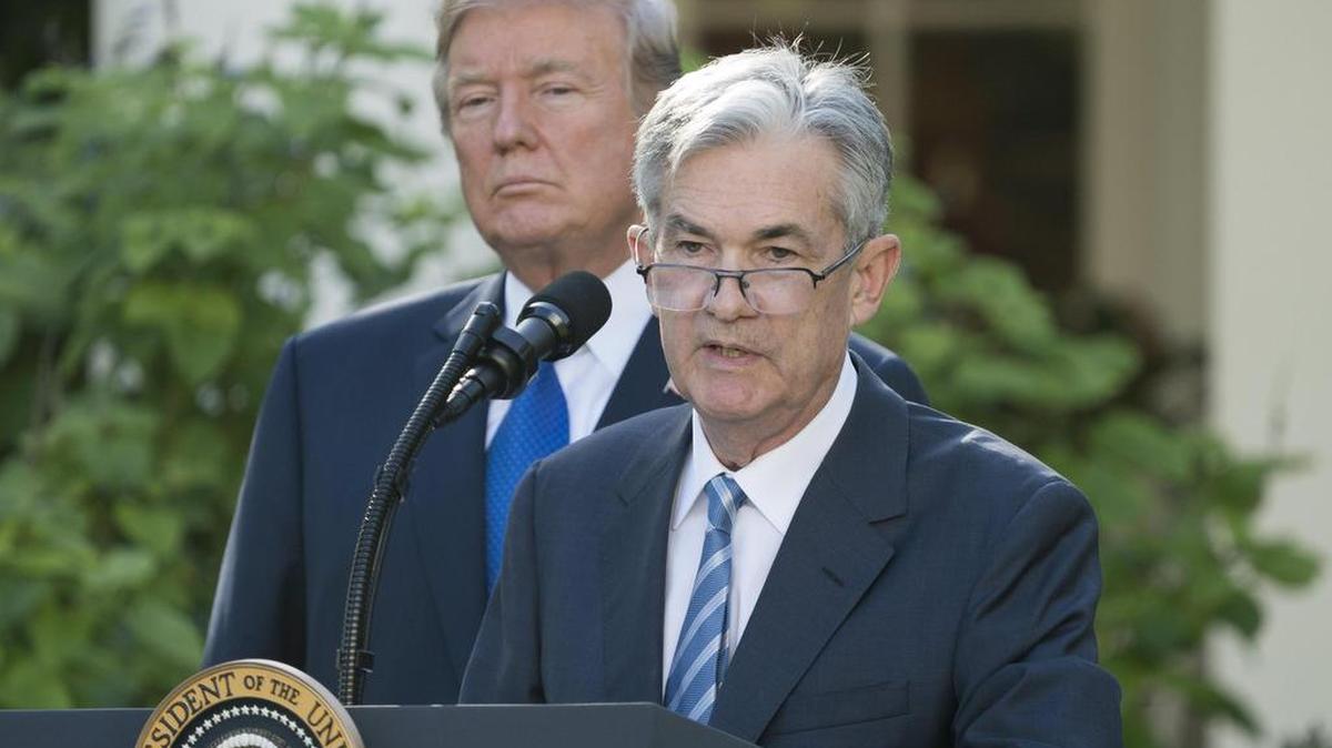 El presidente de Estados Unidos, Donald Trump (izq.), presenta al nuevo encargado de dirigir la Reserva Federal (Fed), Jerome Powell (en el podio), en la Casa Blanca, Washington D.C el 02 de noviembre de 2017.