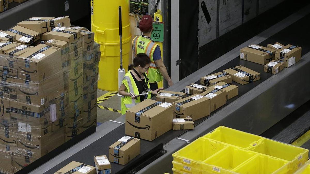 Paquetes son trasladados hacia el área de envío en el centro logístico de Amazon en Sacramento, California, el 9 de febrero del 2018.
