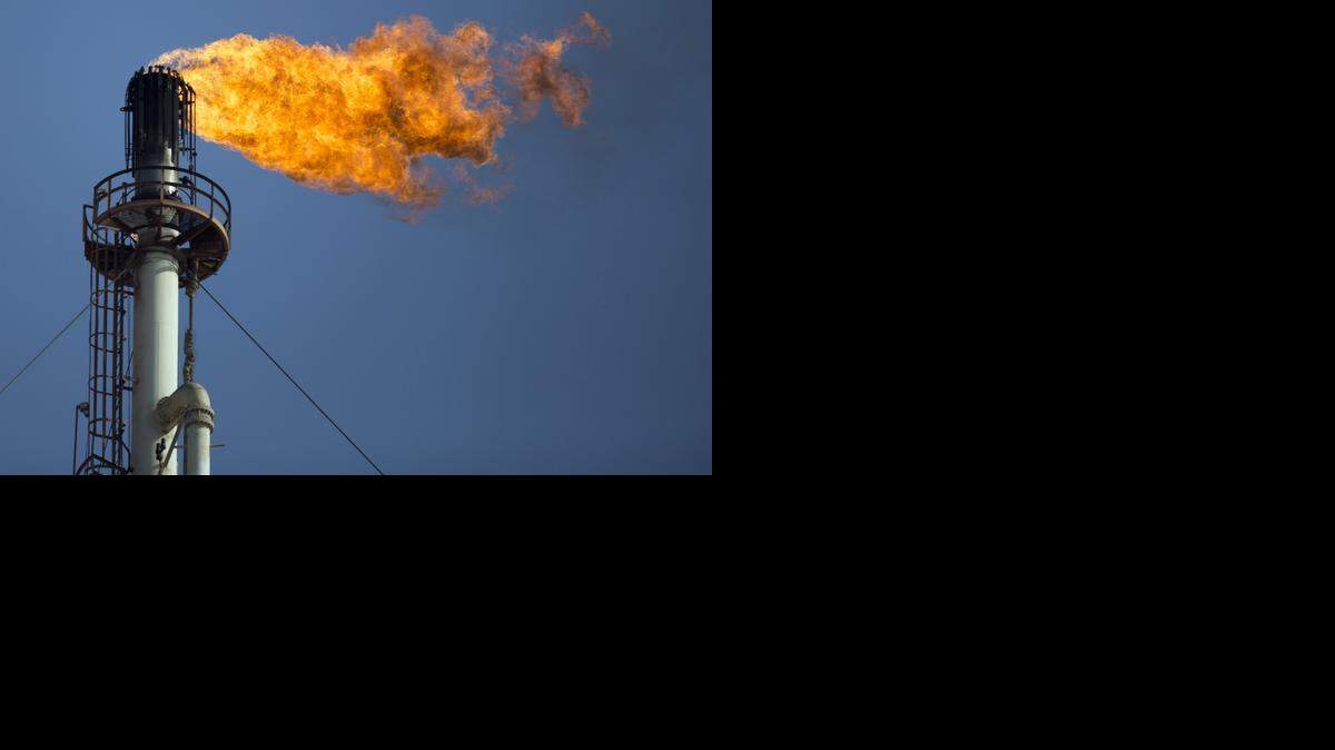 
Una torre quema gases residuales en la refinería Miguel Hidalgo en Tula de Allende, México.


