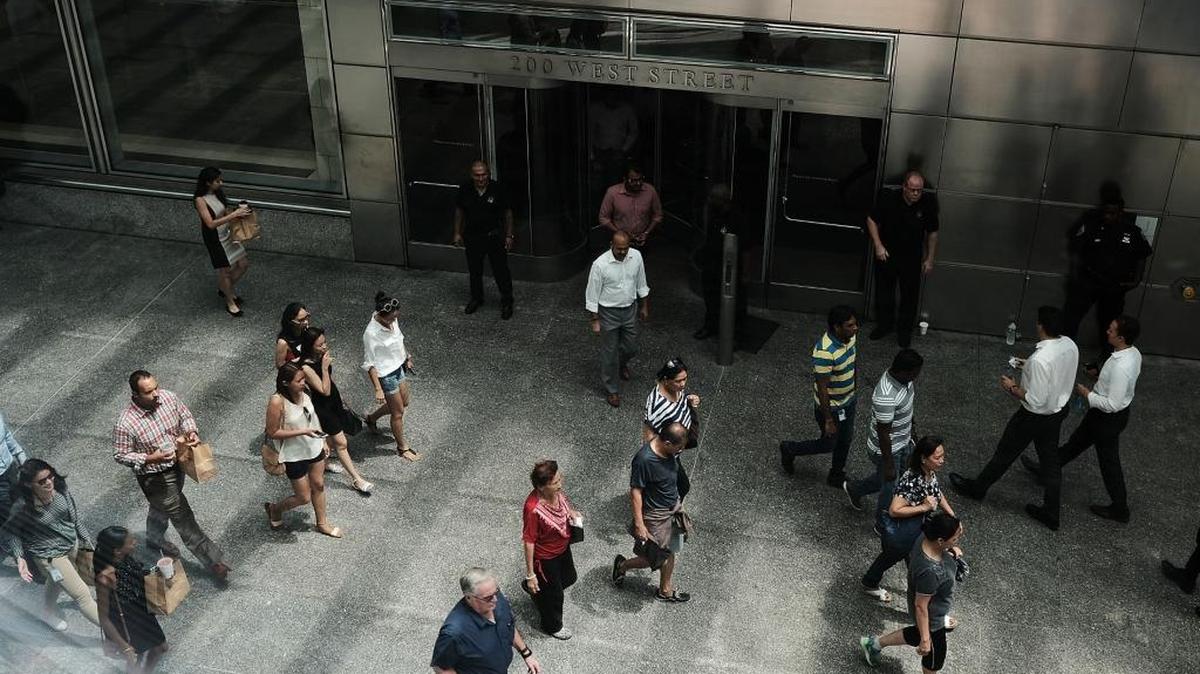 Persona caminan frente a la sede de Goldman Sachs en Nueva York el 18 de julio de 2017.
