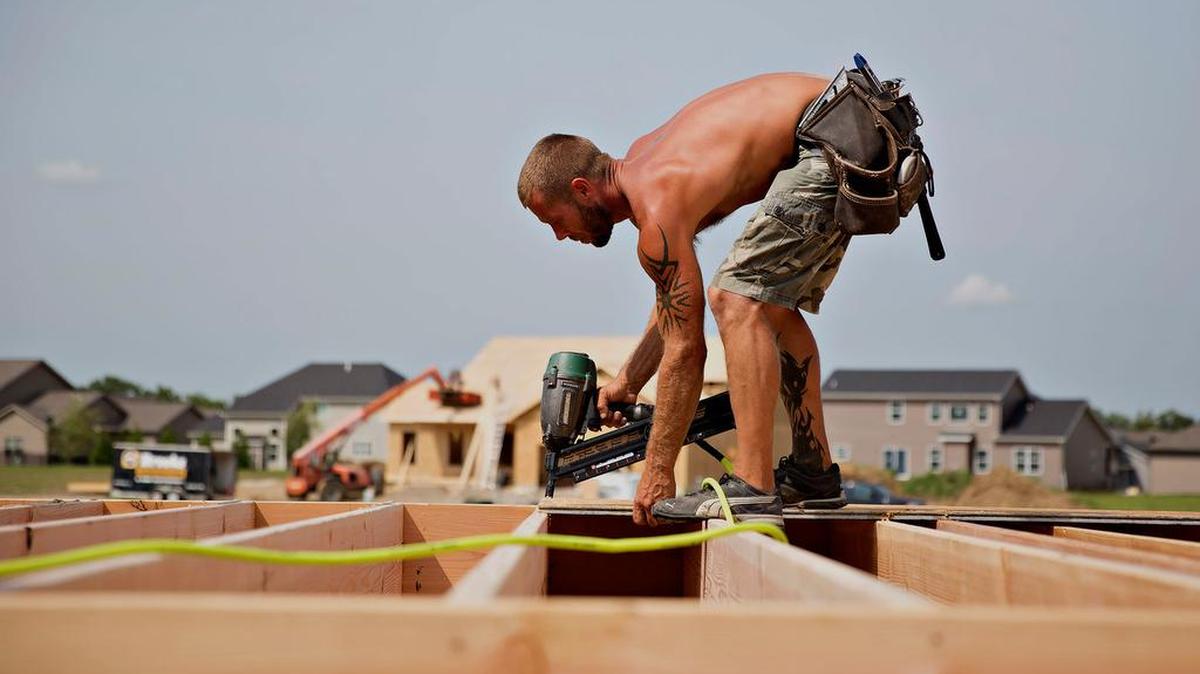 
Un constratista instala el piso de la segunda planta de una casa en construcción en Peoria, Illinois, la semana pasada.
