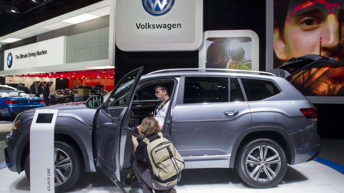 Personas inspeccionan el lunes el nuevo SUV Atlas de Volkswagen en el 2017 North American International Auto Show en Detroit.