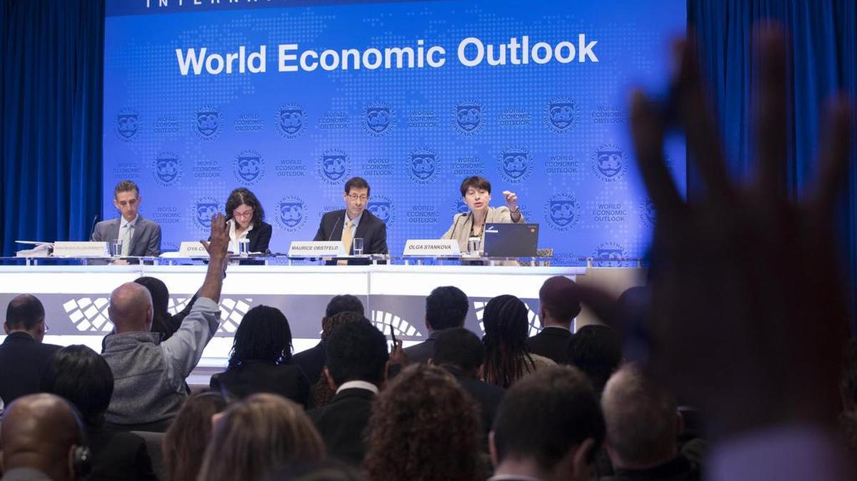 El economista jefe del Fondo Monetario Internacional (FMI), Maurice Obstfeld (2d), durante una rueda de prensa para presentar el informe "Perspectivas Económicas Globales" en la sede del FMI en Washington DC, Estados Unidos, el 10 de octubre de 2017.