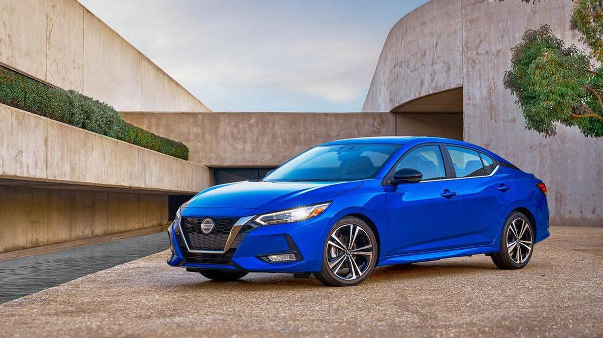 El Sentra muestra que las viejas tendencias siguen vigentes, aún con la fiera competencia del Mazda 3, el Hyundai Elantra, el Kia Forte, el Toyota Corolla, el Volkswagen Jetta y el Honda Civic.