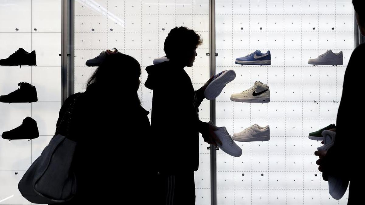 Clientes compran zapatos en una tienda Nike el 25 de noviembre del 2022 en Nueva York. Los servicios “Compre ahora, pague después¨ como Affirm, Afterpay y Klarna a veces pueden proporcionar una versión de crédito más barata y accesible.