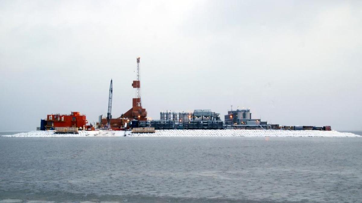Un equipo de producción de petróleo es visto en Spy Island, una isla artificial, en Alaska.
