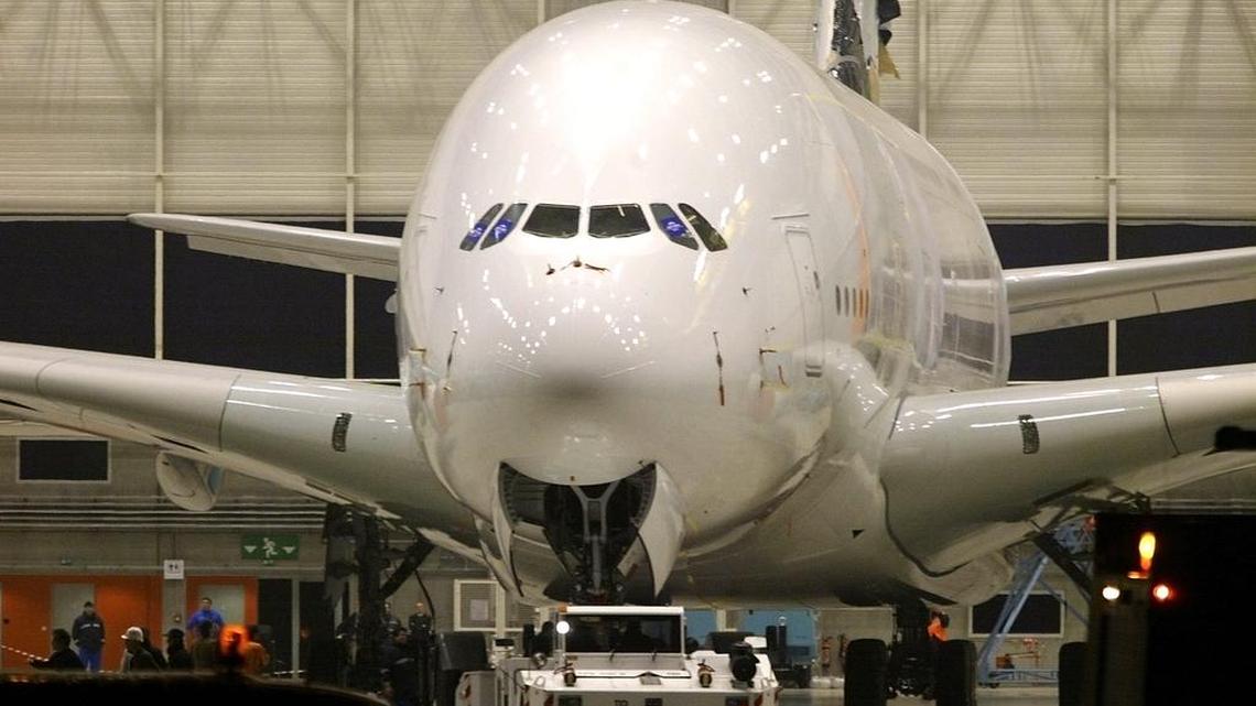 
Imagen del gigante Airbus A380 durante el proceso de ensamblaje en el suroeste de Francia.
