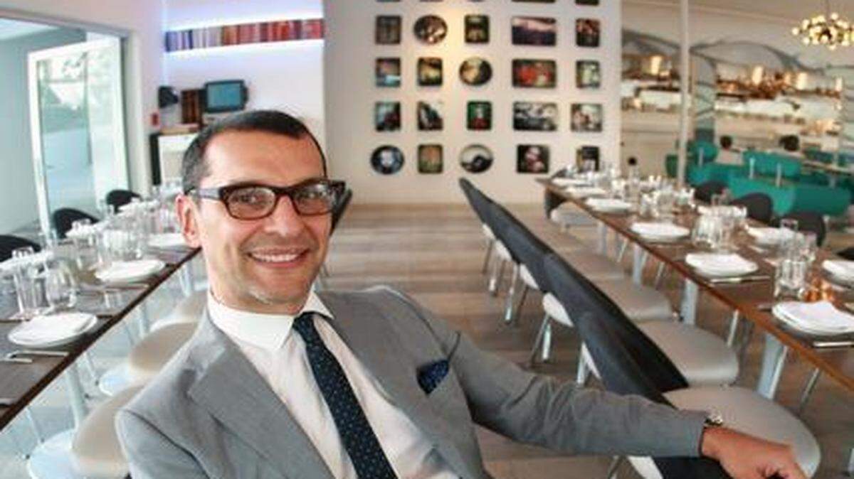 
Alvaro Pérez Miranda en el Vagabond Restaurant and Bar, que se caracteriza por el techo dibujado con constelaciones.
