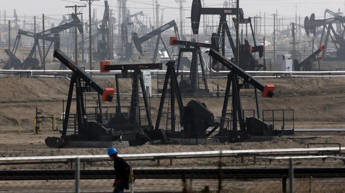 Bombas operan en un campo petrolero en Bakersfield, California. Las reservas nacionales de petróleo bajaron la semana pasada en 900,000 barriles, hasta los 530 millones.