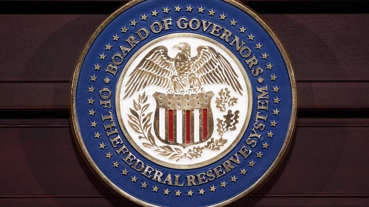 El emblema de la Junta de Gobernadores de la Reserva Federal en el edificio sede de la Fed, en Washington.