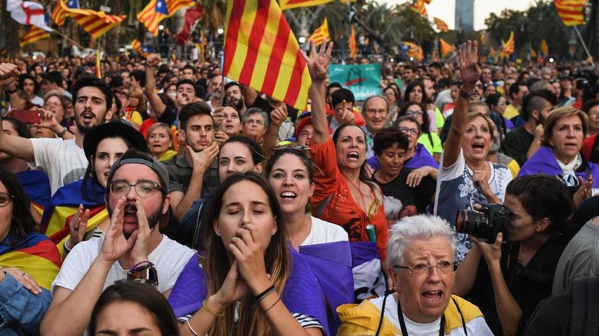 Personas a favor de la independencia de Cataluña se reúnen el 10 de octubre frente al Parlamento en Barcelona, España.