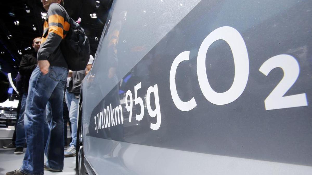 La cantidad de las emisiones de dióxido de carbono son escritas en un vehículo del fabricante Volkswagen, durante una exhibición en Alemania.