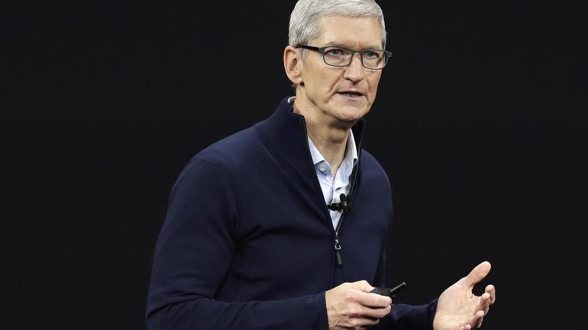 El CEO de Apple, Tim Cook, muestra el nuevo producto Apple Watch Series 3 en el Steve Jobs Theatre en el nuevo campus de Apple en Cupertino, California.