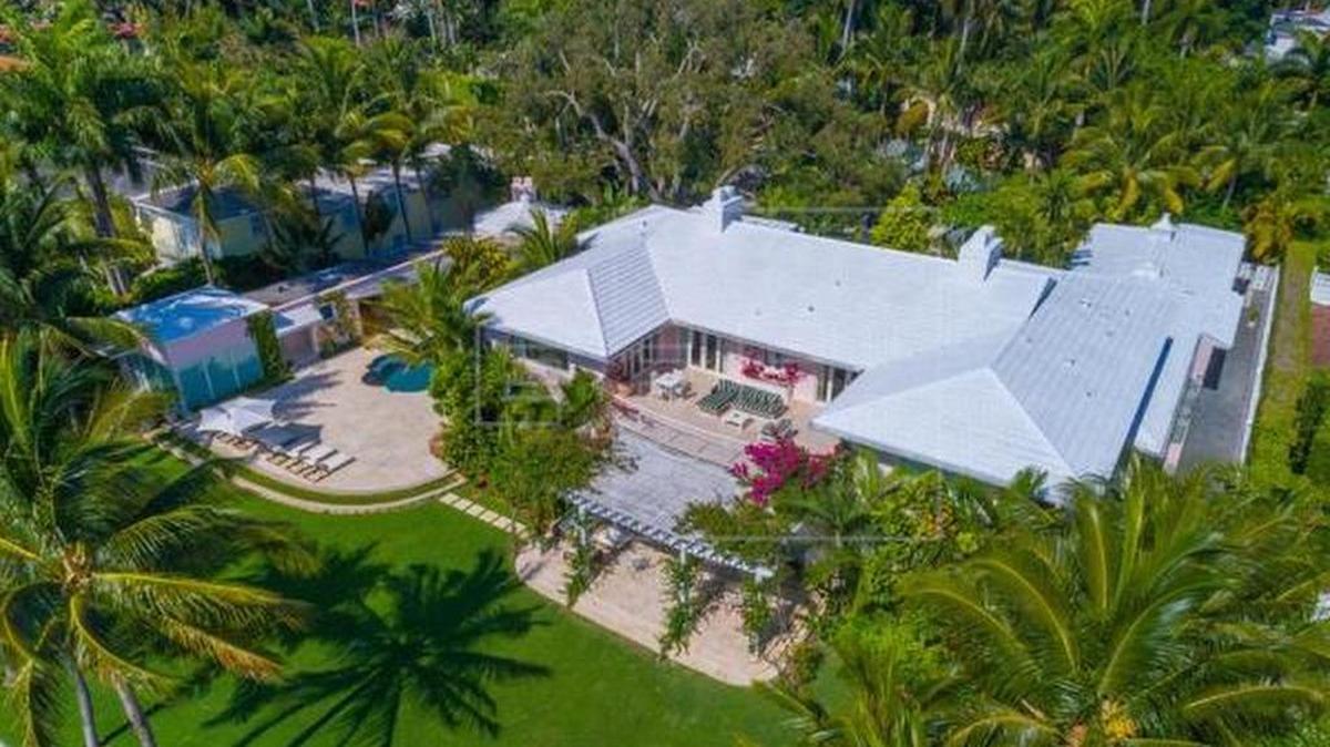 Vista aérea de la lujosa mansión con embarcadero privado construida en 1941 en Miami Beach que frecuentó la fallecida actriz Elizabeth Taylor.