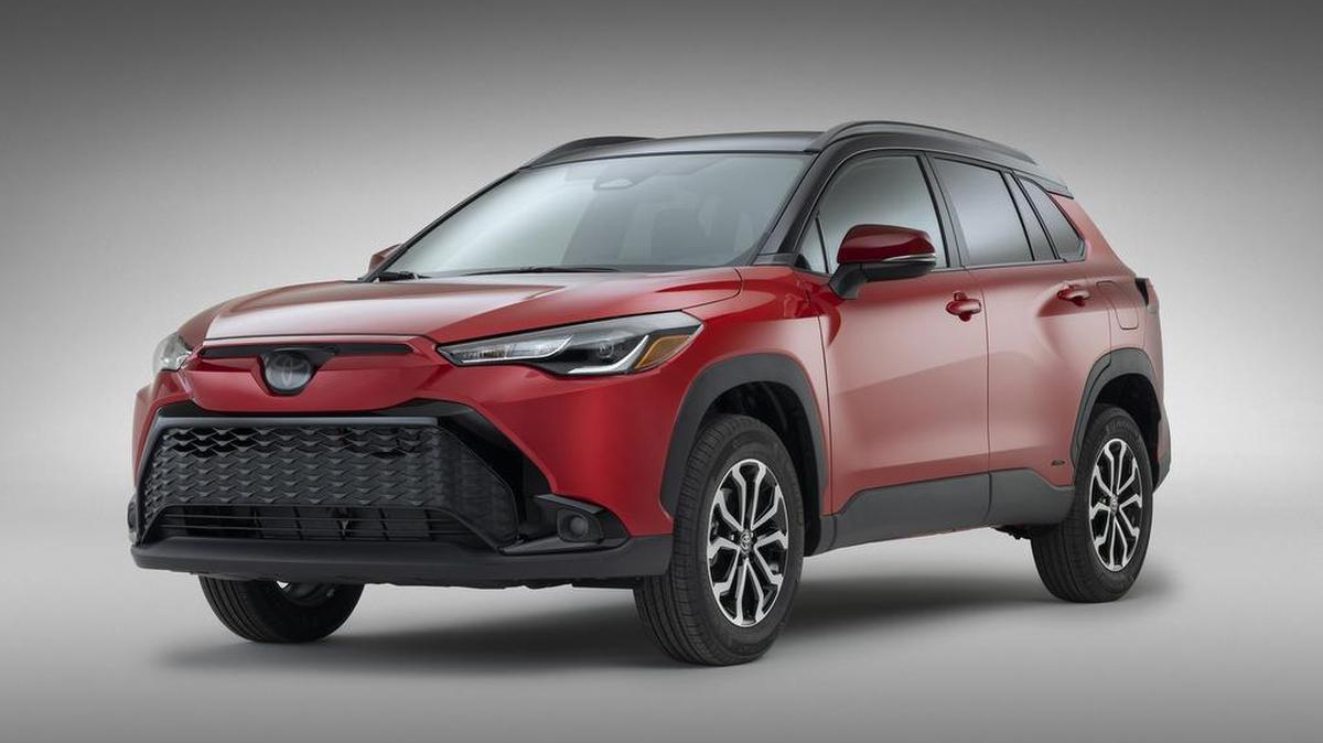 El Toyota Corolla Cross 2023 con tren motriz híbrido opcional, lo que lo hace rápido y eficiente.