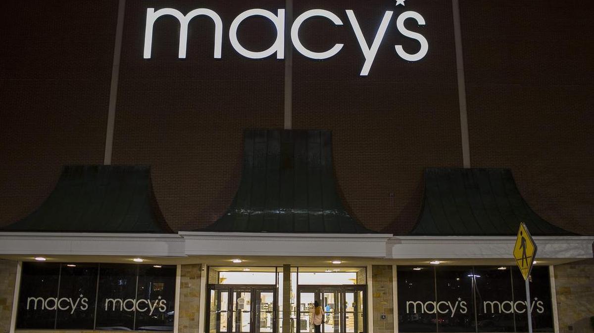 Macy's anunció el miércoles 4 de enero de 2017, que 63 tiendas en los Estados Unidos serán cerradas y 10,000 puestos de trabajo eliminados esta primavera.