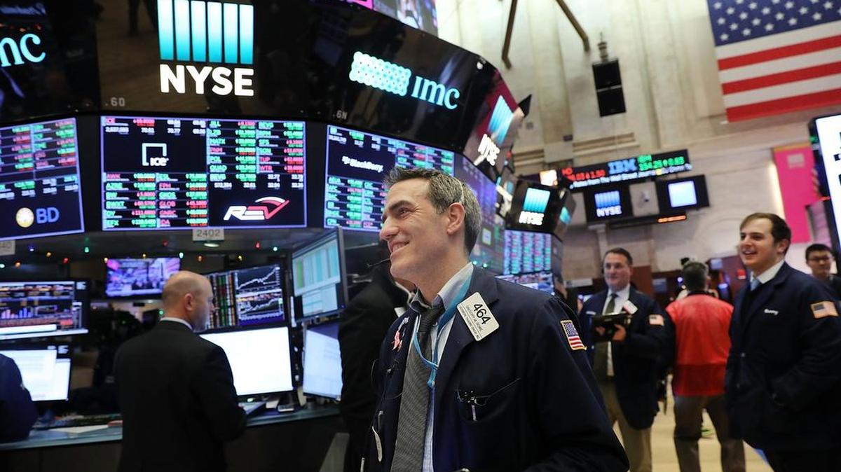Corredores de bolsa trabajan en la Bolsa de Nueva York (NYSE).
