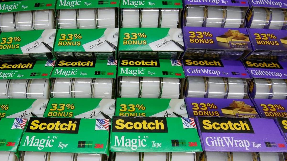 Rollos de cinta adhesiva Scotch, una marca de la empresa 3M. La compañía informó el martes sus resultados financieros.