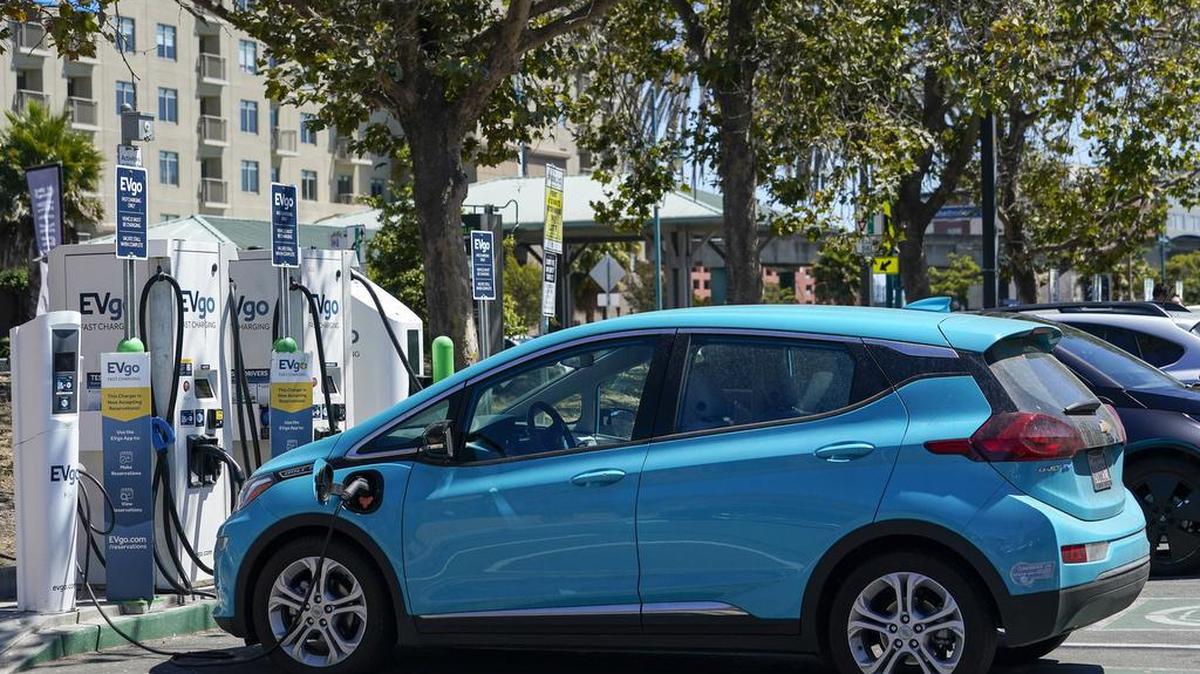 Vista de vehículos eléctricos cargándose en un centro comercial en Emeryville, California, el 10 de agosto del 2022.