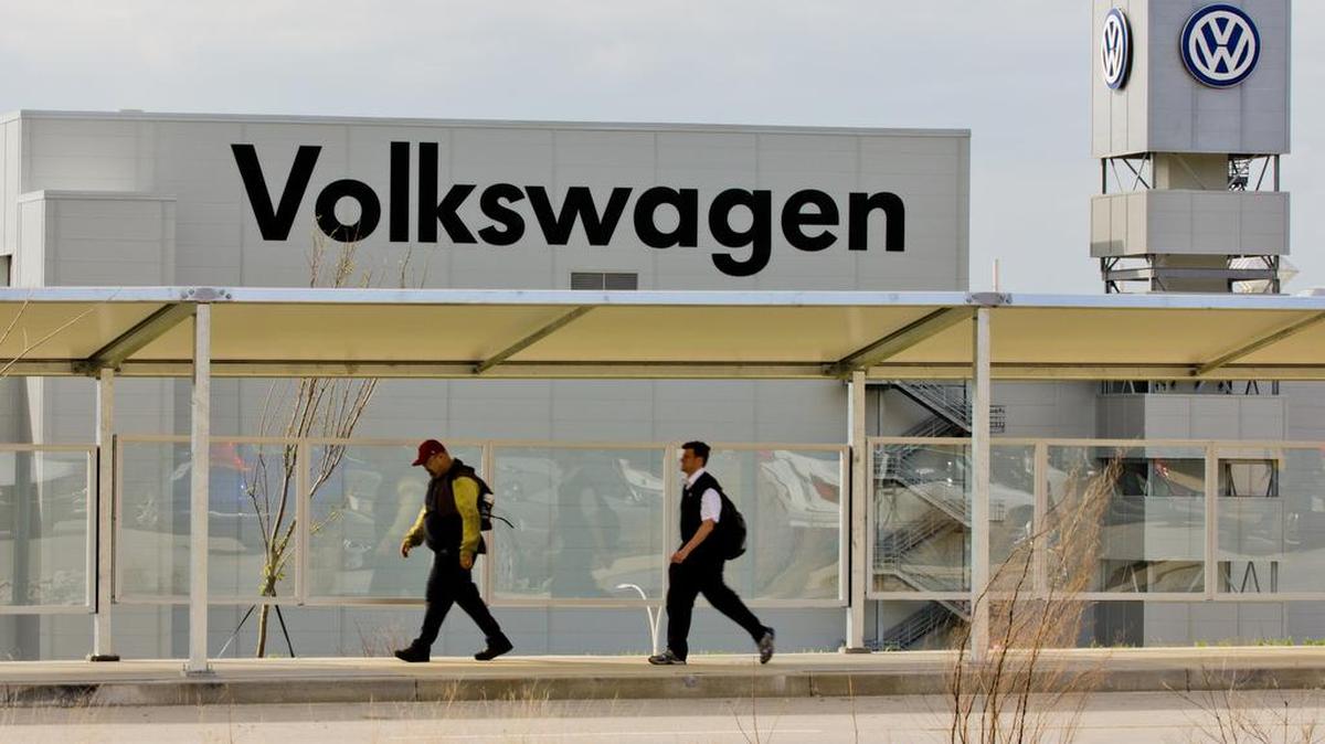 Empleados de la planta Volkswagen en Chattanooga, Tennessee, pasan frente al letrero que la identifica en jueves pasaado.