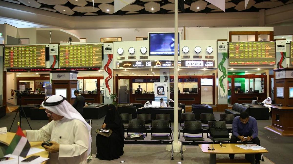 Personas en la sala principal del Mercado Financiero de Dubai (DFM), Emiratos Árabes Unidos, a inicios de noviembre. El Índice de Dubai declinó durante tres meses consecutivos después de un colapso en el precio del crudo golpeando a las economías de los países productores de petróleo del CCG.