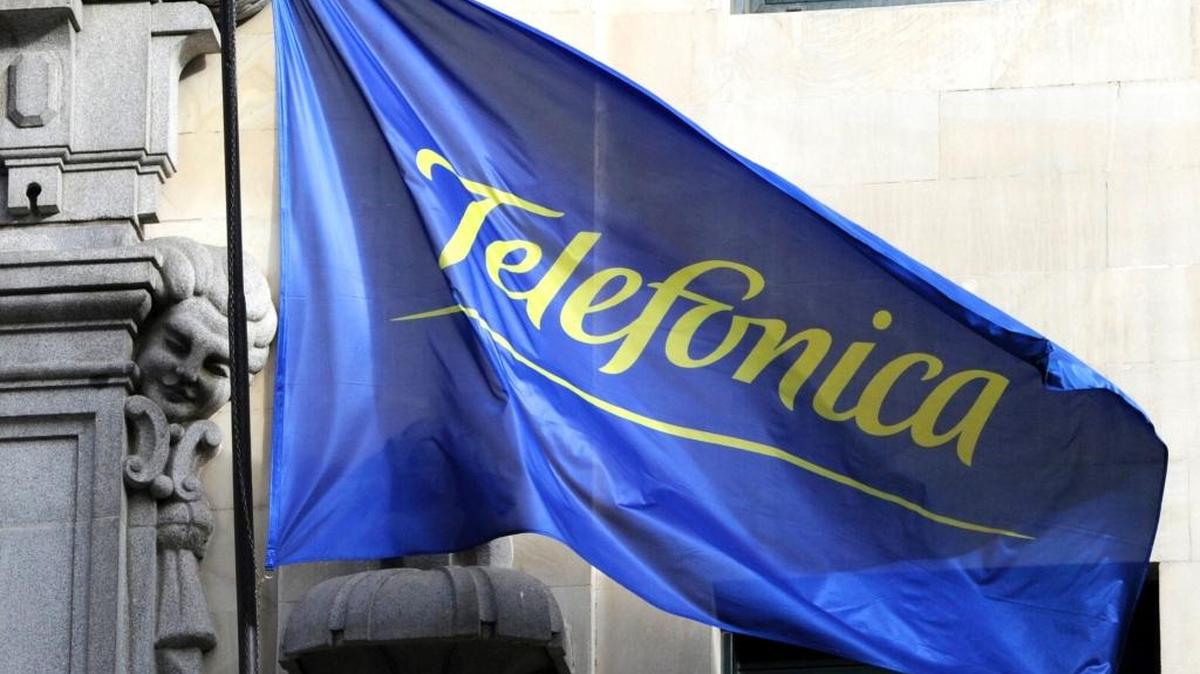 La operadora española Telefónica se ha lanzado de lleno en la lucha de poder por los megadatos, y trabaja en una plataforma que podría permitir a sus usuarios cobrar dinero a gigantes de internet como Google, Apple y Facebook por el lucrativo uso de sus datos.