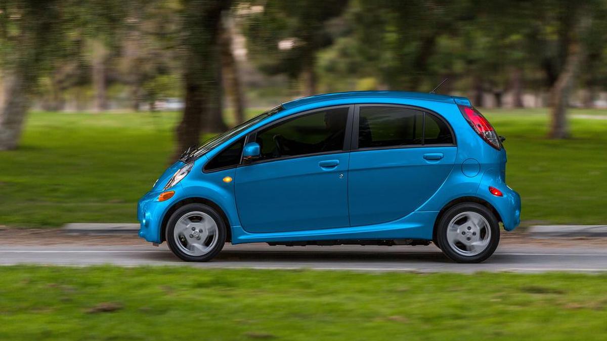 
El Mitsubishi 1-MiEV es un modelo compactio e increiblemente económico, que promete ser un avance del futuro nada lejano en los autos.
