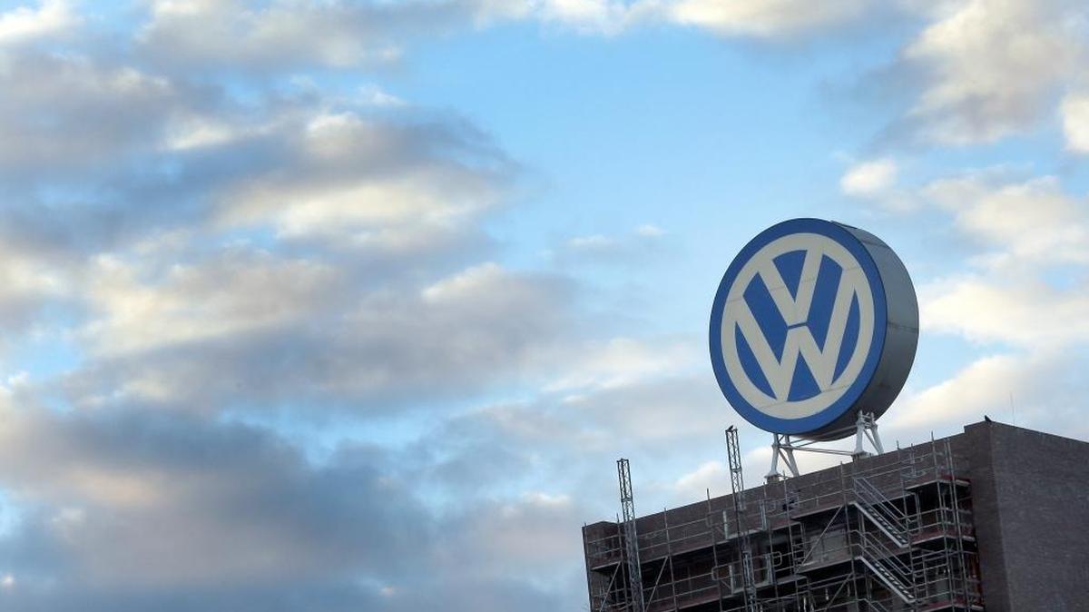 El logo del fabricante alemán de vehículos Volkswagen. El director de control de calidad de esa empresa, Frank Tuch, renunció el lunes, tras el escándalo causado por la manipulación de emisiones de gases.