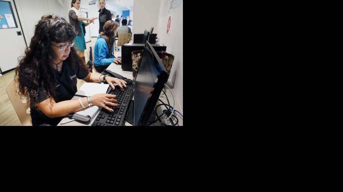 
Una desempleada busca trabajo en CONNECT, una coalición local de organizaciones que ofrece servicios de empleo en Chelsea, Massachusetts.
