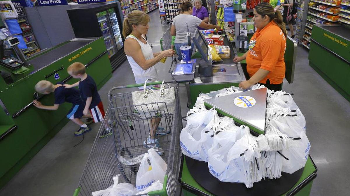 
Una clienta de Wal Mart paga en la caja registradora de una tienda de Bentonville, Arkansas.
