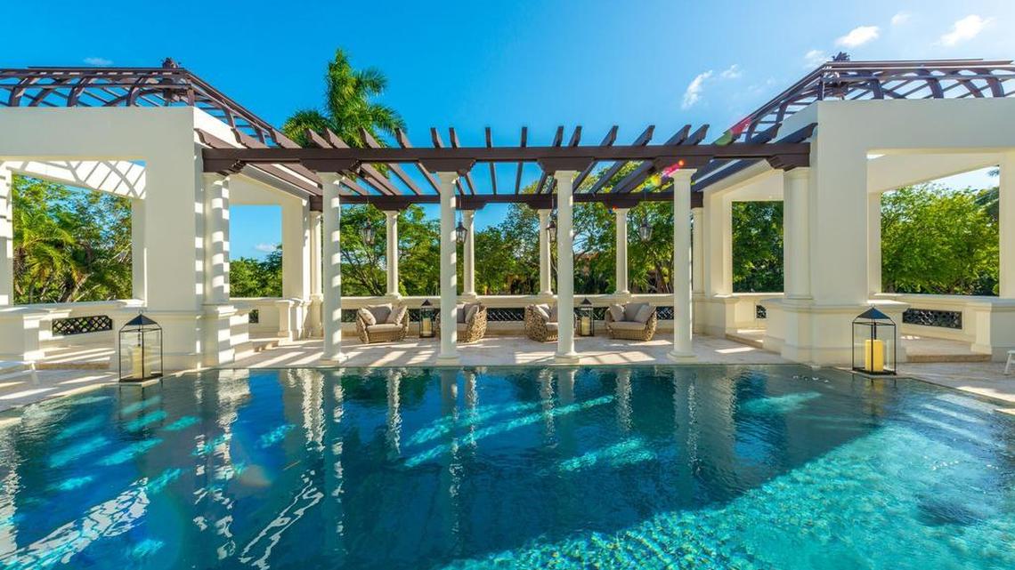 Fotografía de la mansión en 300 Costanera Road que está a la venta por $25 millones.