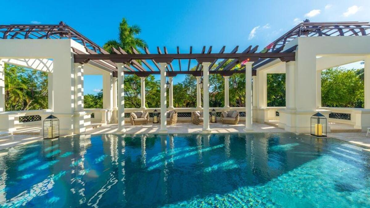 Fotografía de la mansión en 300 Costanera Road que está a la venta por $25 millones.