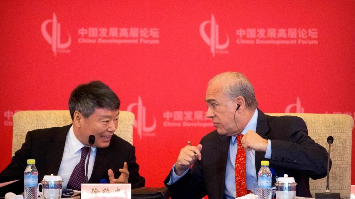 El secretario general de la OCDE, Ángel Gurría (der.), habla con el presidente de la Comisión de Reforma y Desarrollo Nacional de China, Xu Shaoshi, en marzo. Gurría instó el lunes a Panamá a aplicar con los estándares internacionales de transparencia.
