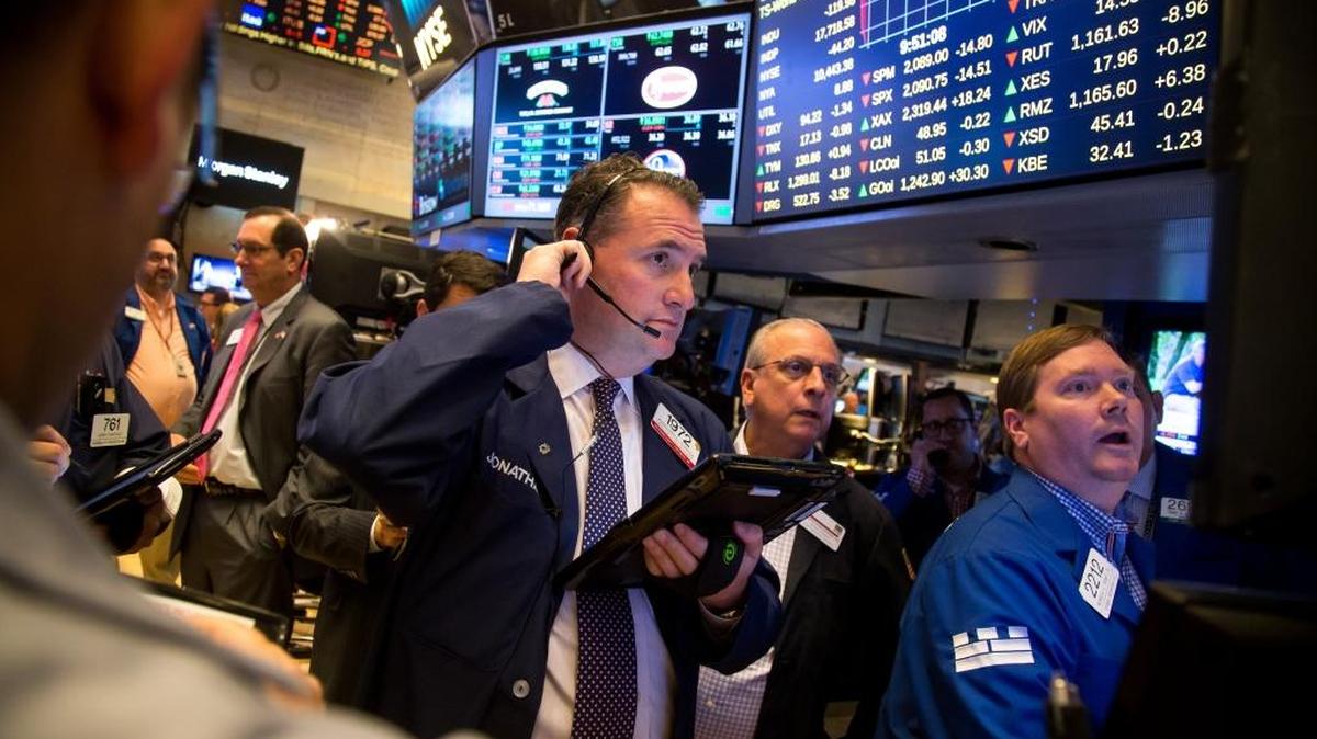 Corredores de bolsa observan el movimiento bursátil el viernes en la Bolsa de Valores de Nueva York, tras divulgarse un informe del Departamento de Trabajo que mostró el viernes que la economía de Estados Unidos creó apenas 38,000 empleos netos.