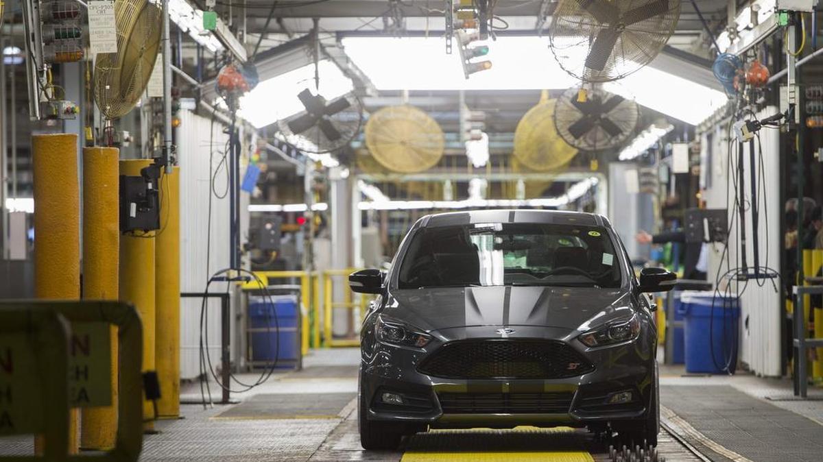 Esta foto del archivo tomada el 7 de enero de 2015 muestra vehículos de Ford Focus vistos en una línea de ensamblaje en la planta de Ford Michigan en Wayne, Michigan.