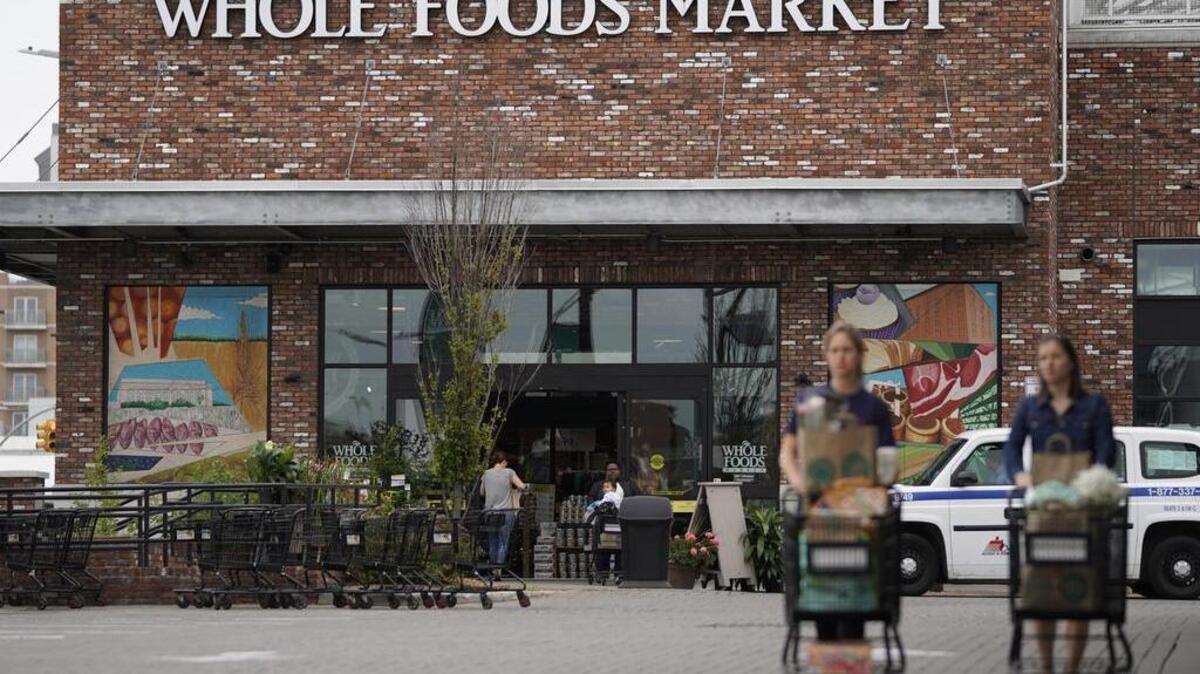 Vista de uno de los supermercados Whole Foods en Brooklyn, Nueva York, Estados Unidos, el viernes 16 de junio de 2017. La firma Amazon anunció que alcanzó un acuerdo definitivo para comprar la cadena de supermercados Whole Foods, en una operación valorada en $13,700 millones.