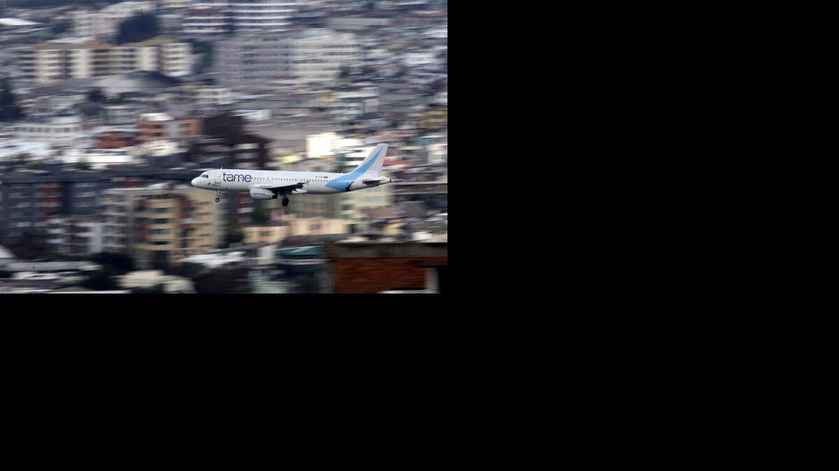 
Un vuelo de Tame se aproxima para aterrizar en el aeropuerto Mariscal Sucre de Quito, Ecuador. La aerolínea ecuatoriana abrió una ruta directa de Fort Lauderdale a Quito.

