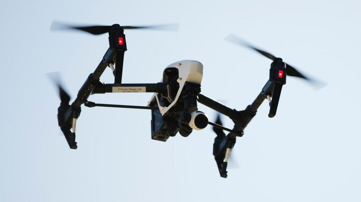 Los drones de menos de 25 kilos podrán volar, a una altitud no mayor a 122 metros y a una velocidad máxima de 161 km/h, según la Administración Federal de Aviación (FAA).