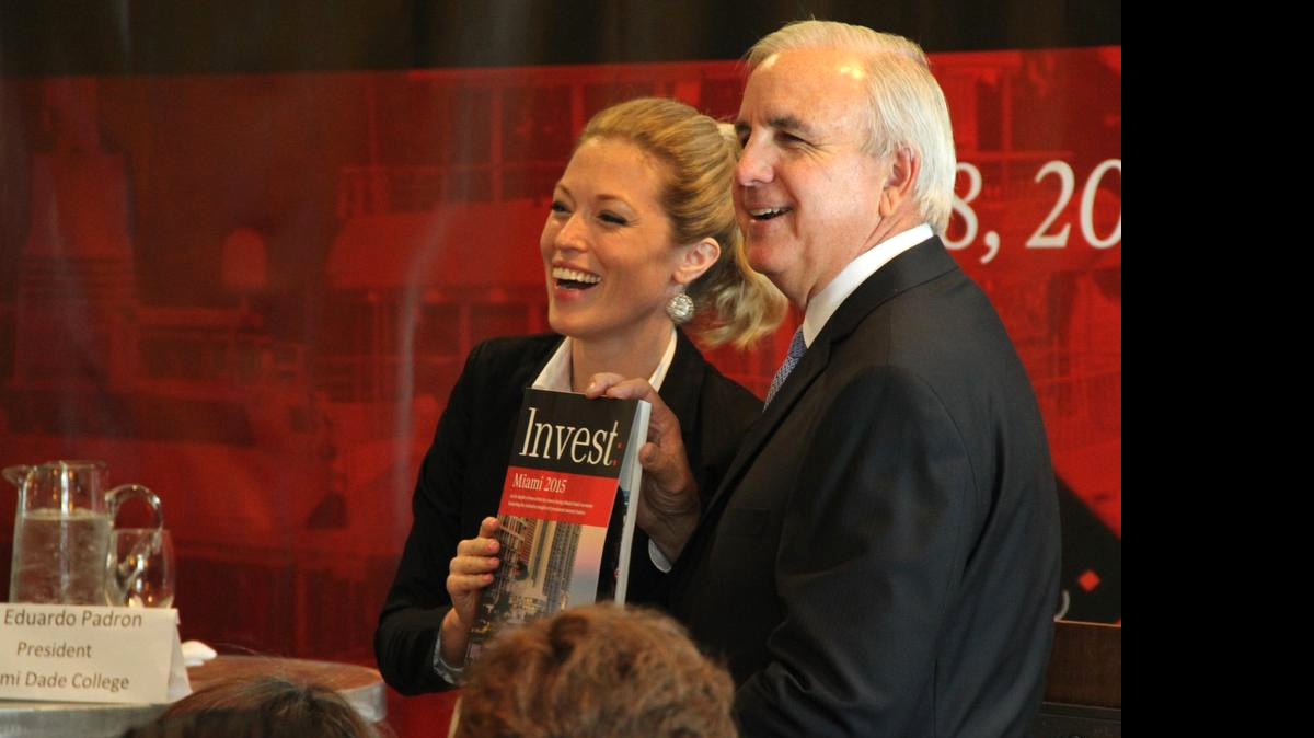 
Abby Melone, directora ejecutiva de Invest: Miami 2015, junto con el alcalde del condado Miami-Dade, Carlos A. Giménez, en el lanzamiento de esta guía económica de Miami. 

