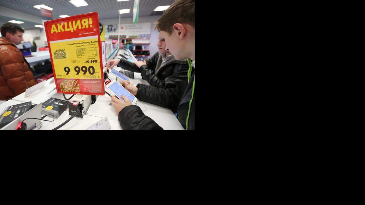 
Compradores revisan tabletas electrónicas en una tienda de Moscú. Las ventas detallistas se han disparado por el temor que causa en los compradores de devaluacióndel rublo.
