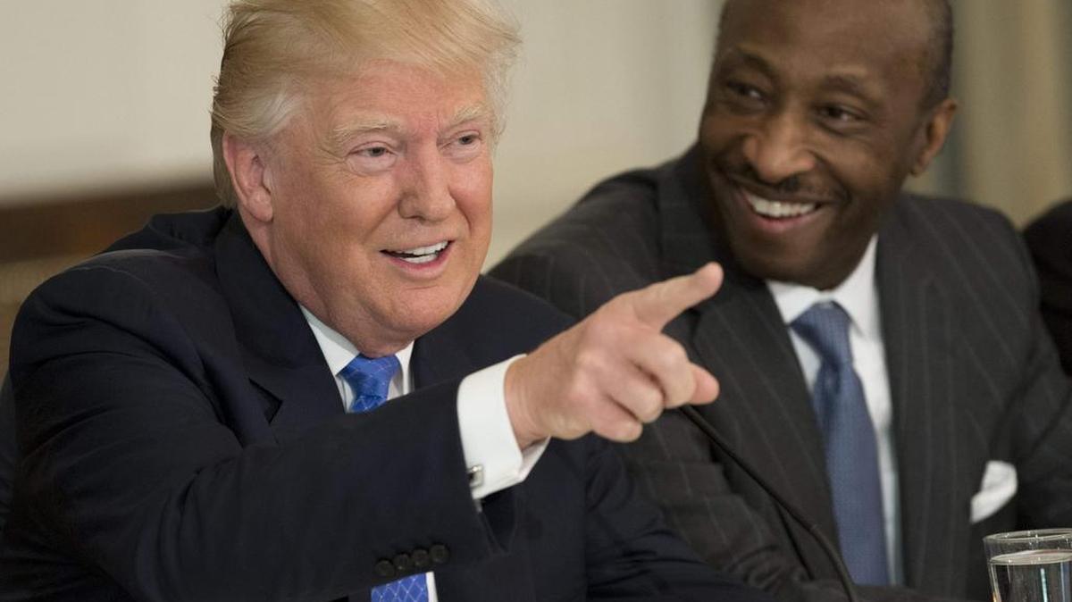 El presidente Donald Trump habla durante una reunión el 23 de febrero de 2017 a la que asistió el presidente ejecutivo del gigante farmacéutico Merck, Kenneth Frazier (der.), quien el lunes abandonó el Consejo de industria.