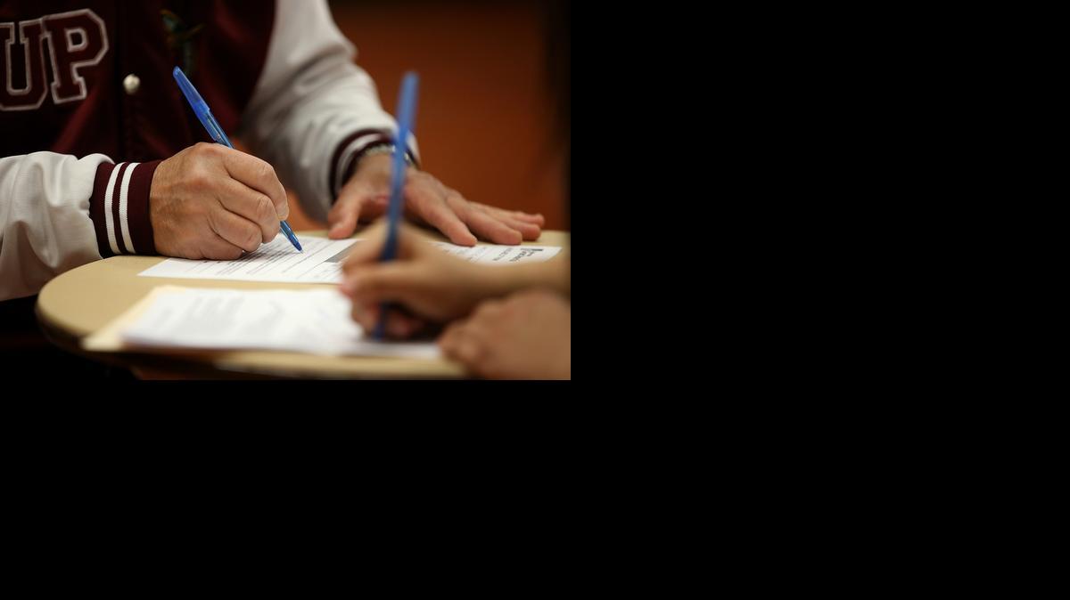 
Buscadores de empleo llenan solicitudes en una feria de trabajo en Santa Clara, California el viernes. A nivel nacional, el mercado laboral se muestra fuerte.
