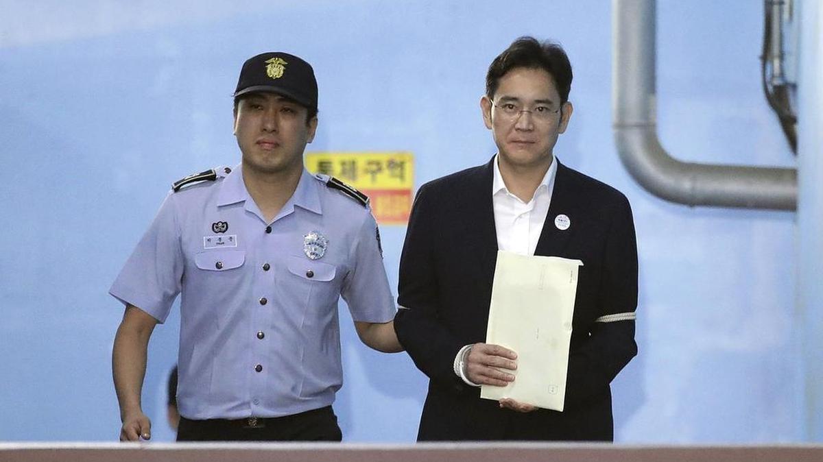 El heredero del grupo Samsung, Lee Jae-yong, abandona el Tribunal del Distrito Central de Seúl el viernes 25 de agosto de 2017, tras ser condenado a cinco años de cárcel por su implicación en el caso de corrupción de la "Rasputina", informó la agencia local Yonhap.