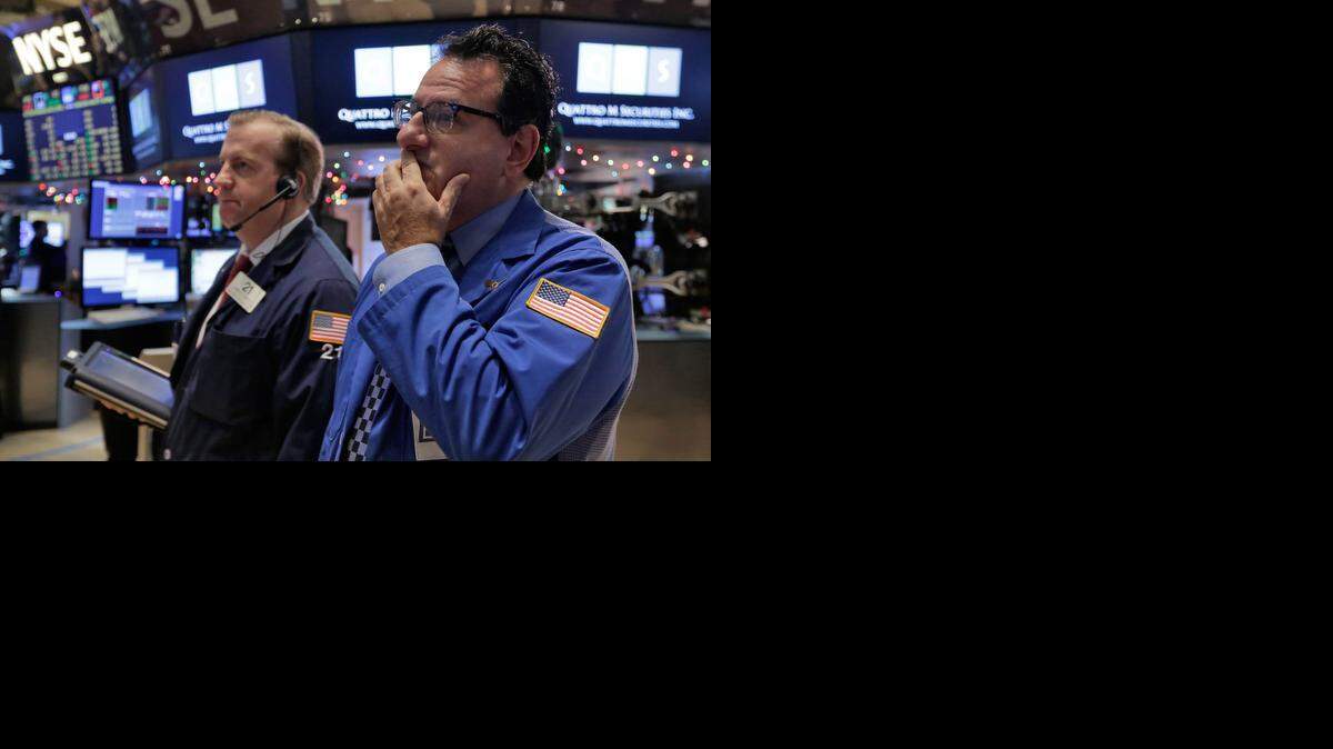 
Segun datos al cierre de las operaciones, el Dow Jones cedió 331.34 puntos, hasta las 17,501.65 unidades.
