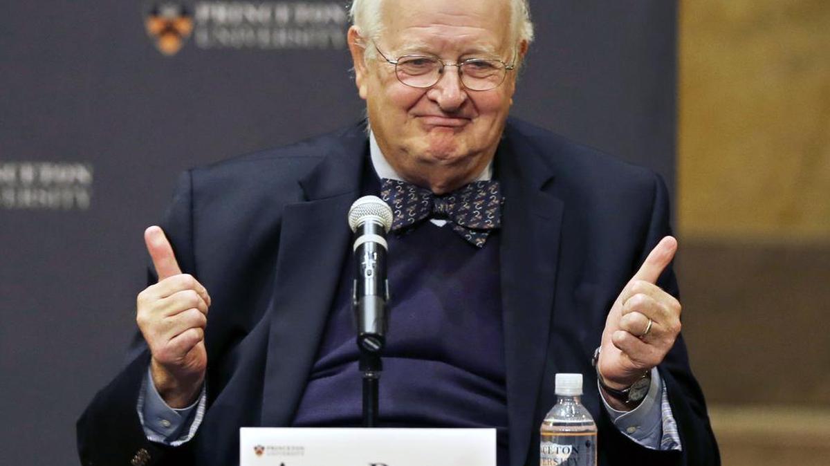
Angus Deaton, de 69 años, oriundo de Edimburgo (Escocia), ejerce desde 1993 como profesor de Economía y Asuntos Internacionales en Princeton.
