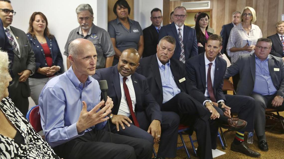 El gobernador de Florida, Rick Scott, habla el miércoles con empresarios en el condado Pinellas.